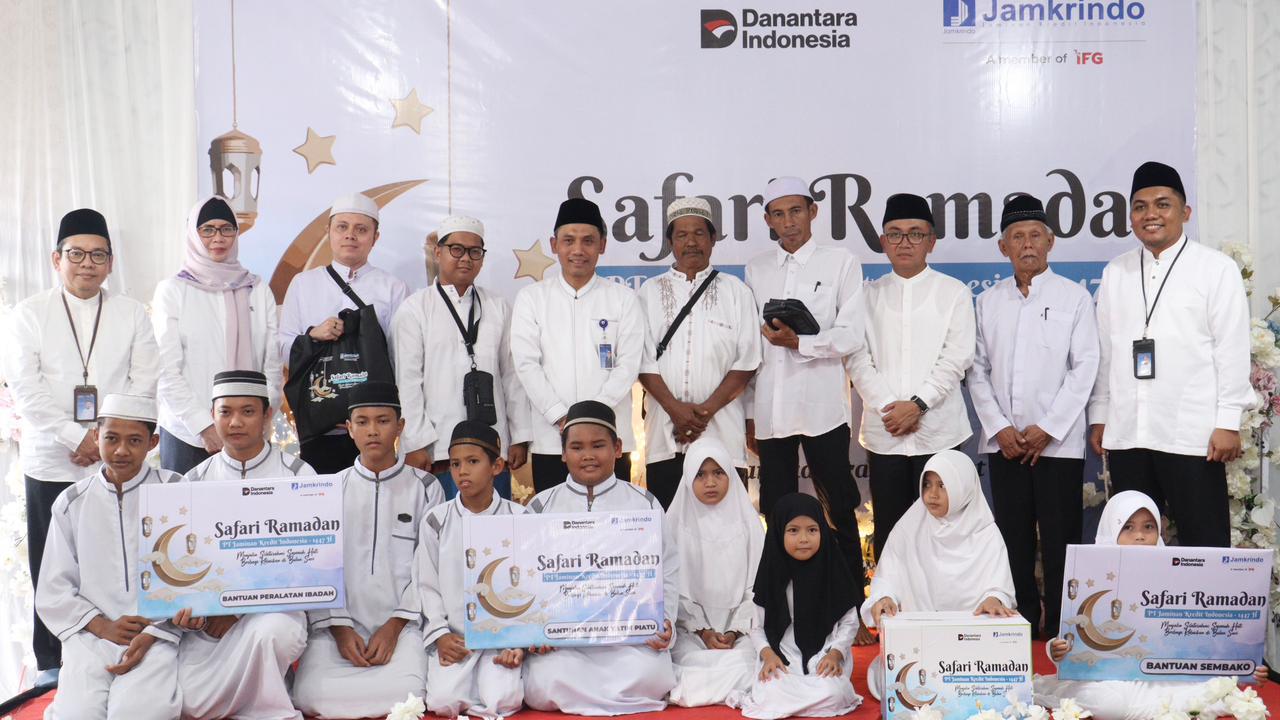  PT Jamkrindo berfoto bersama dengan yayasan Panti Asuhan Al-Amin usai menyerahkan berbagai bantuan. HUMAS