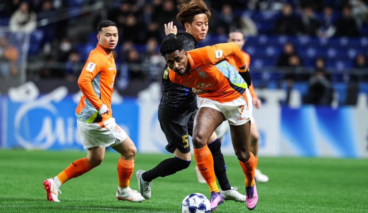 Pemain Ratchaburi FC berjuang untuk melewati kawalan pemain Gamba Osaka pada laga leg 1 perempat final AFC Champions League Two 2025/2026, Rabu (4/3/2026). (Sumber: the-afc.com)
