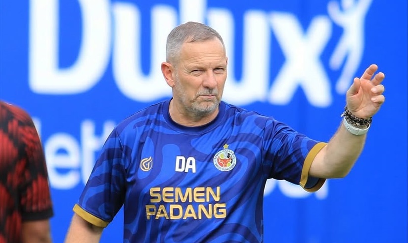 Dejan Antonic akhirnya dilengserkan dari kursi kepelatihan Semen Padang dan menjadi pelatih kedua yang dipecat tim asal Sumatera itu di musim ini. (Sumber: @semenpadangfcid)