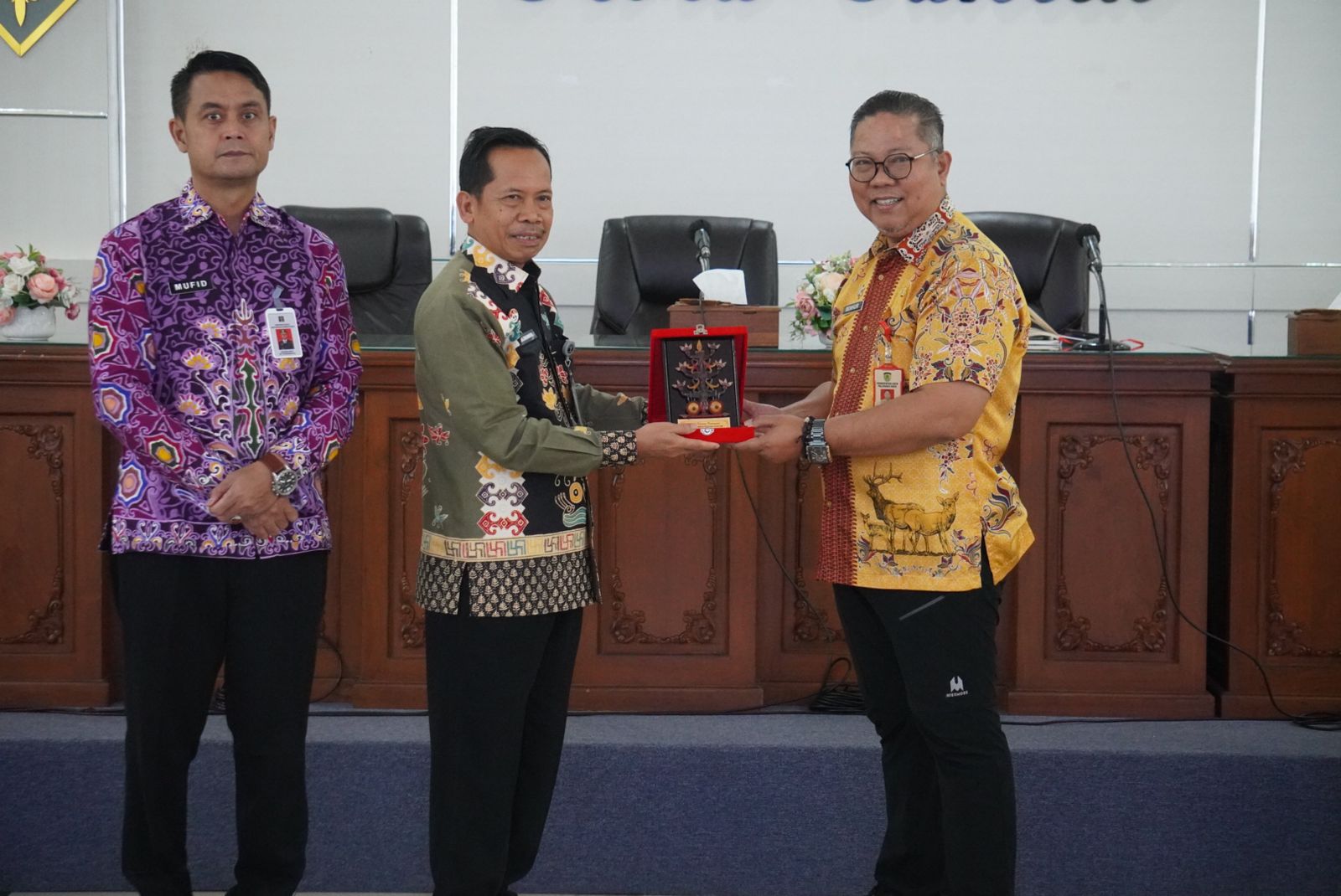 Kakanwil Kemenkum Kalteng Hajrianor, bertukar cendera mata dengan pihak Pemko Palangka Raya diwakili Yohn Benhur G Pangaribuan. HUMAS