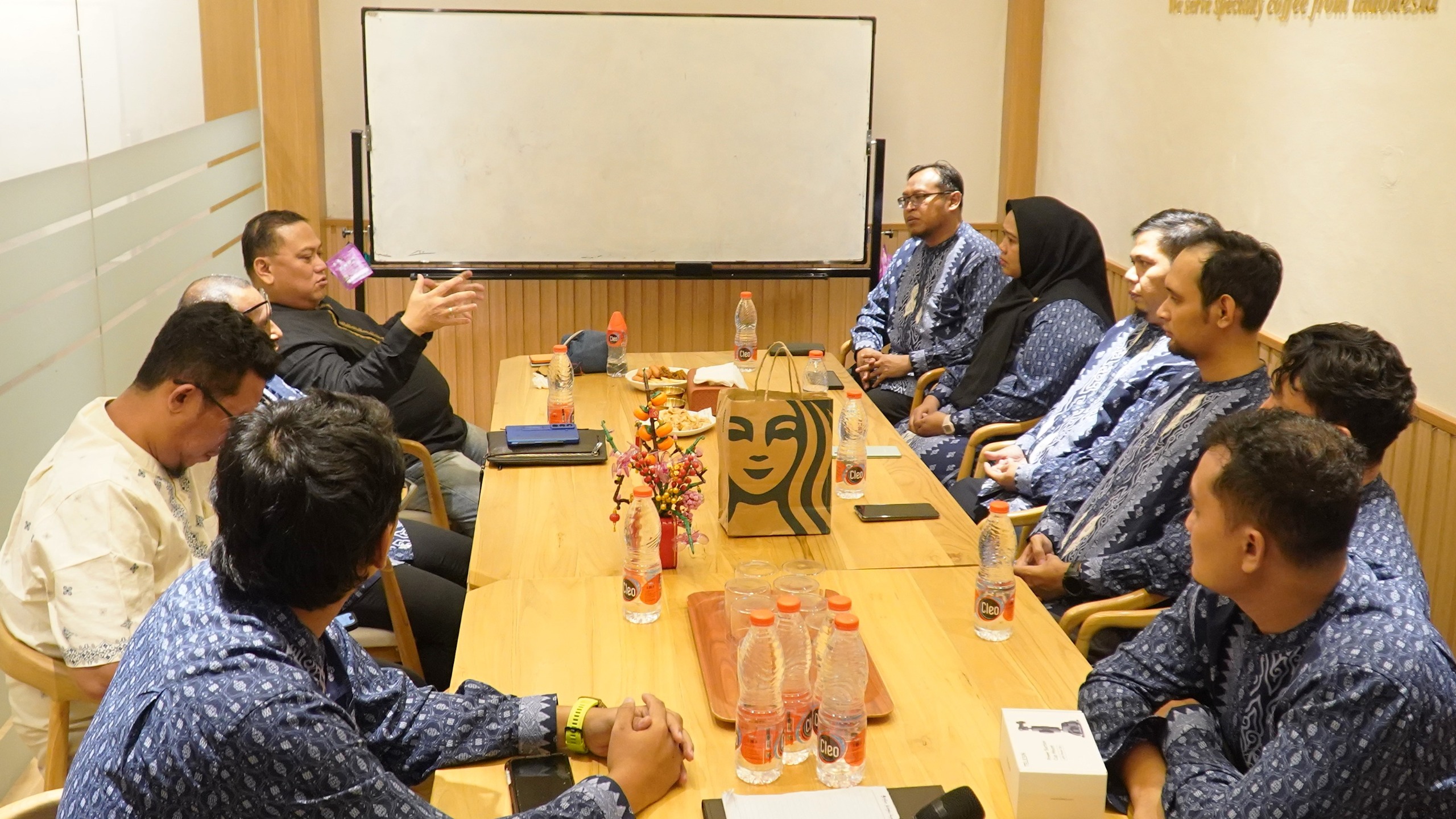 GM PLN UID Kalselteng, Iwan Soelistijono saat memberikan arahan kepada manajemen PLN UP3 Palangka Raya, saat kegiatan Care for Aset, Selasa (3/3). 