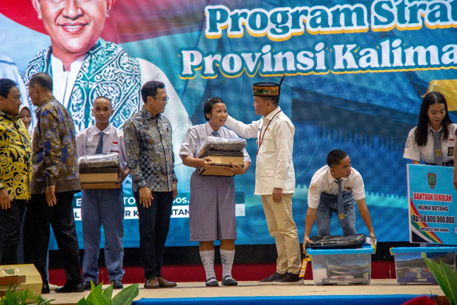 Gubernur Kalteng H Agustiar Sabran membagikan bantuan pendidikan. ARIEF PRATHAMA/KALTENG POS 