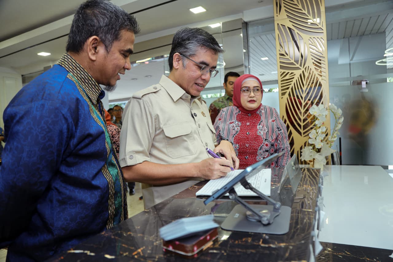 Menaker Yassierli meninjau langsung Posko THR dan BHR. HUMAS 