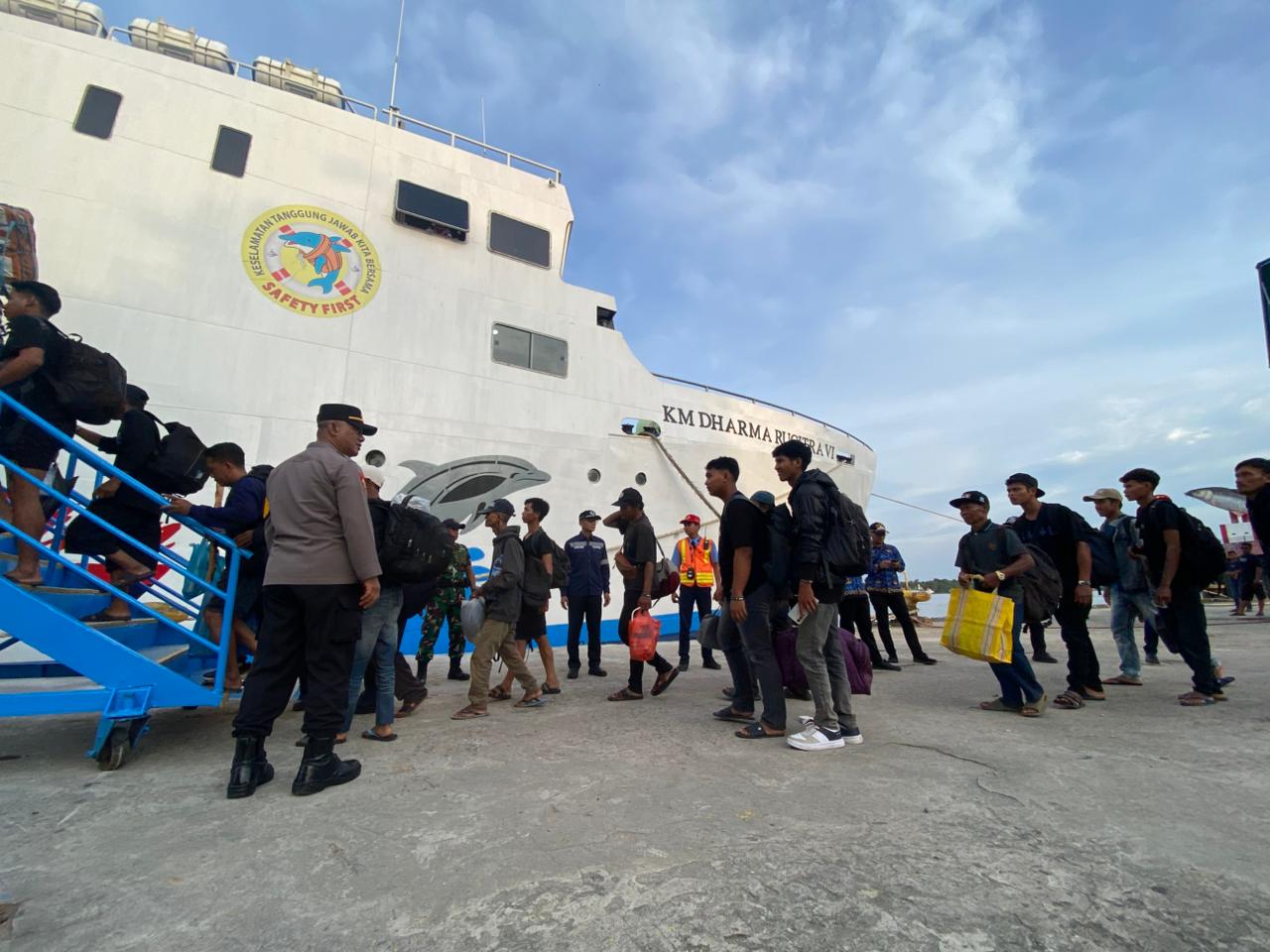 Aktivitas penumpang kapal di Pelabuhan Sampit. MIFTAH/KALTENPOS.JAWAPOS.COM