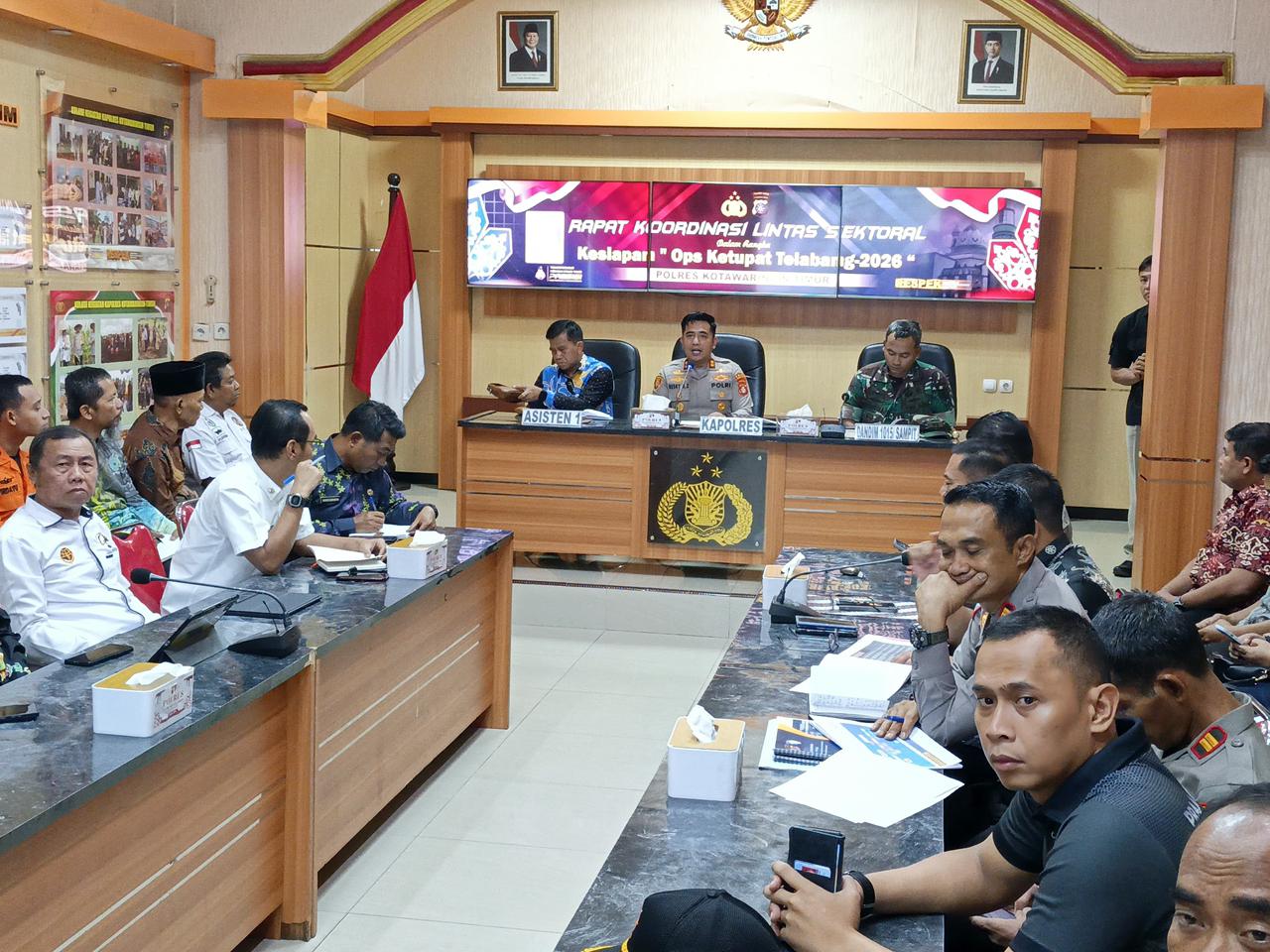 Kapolres Kotim, Resky Maulana Zulkarnain memimpin rapat persiapan arus mudik. MIFTAH/KALTENGPOS.JAWAPOS.COM