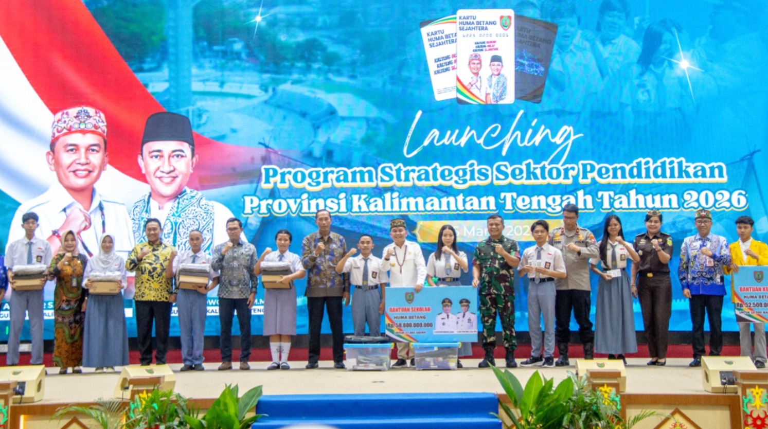 Gubernur Kalteng H Agustiar Sabran membagikan bantuan pendidikan. ARIEF PRATHAMA/KALTENG POS 