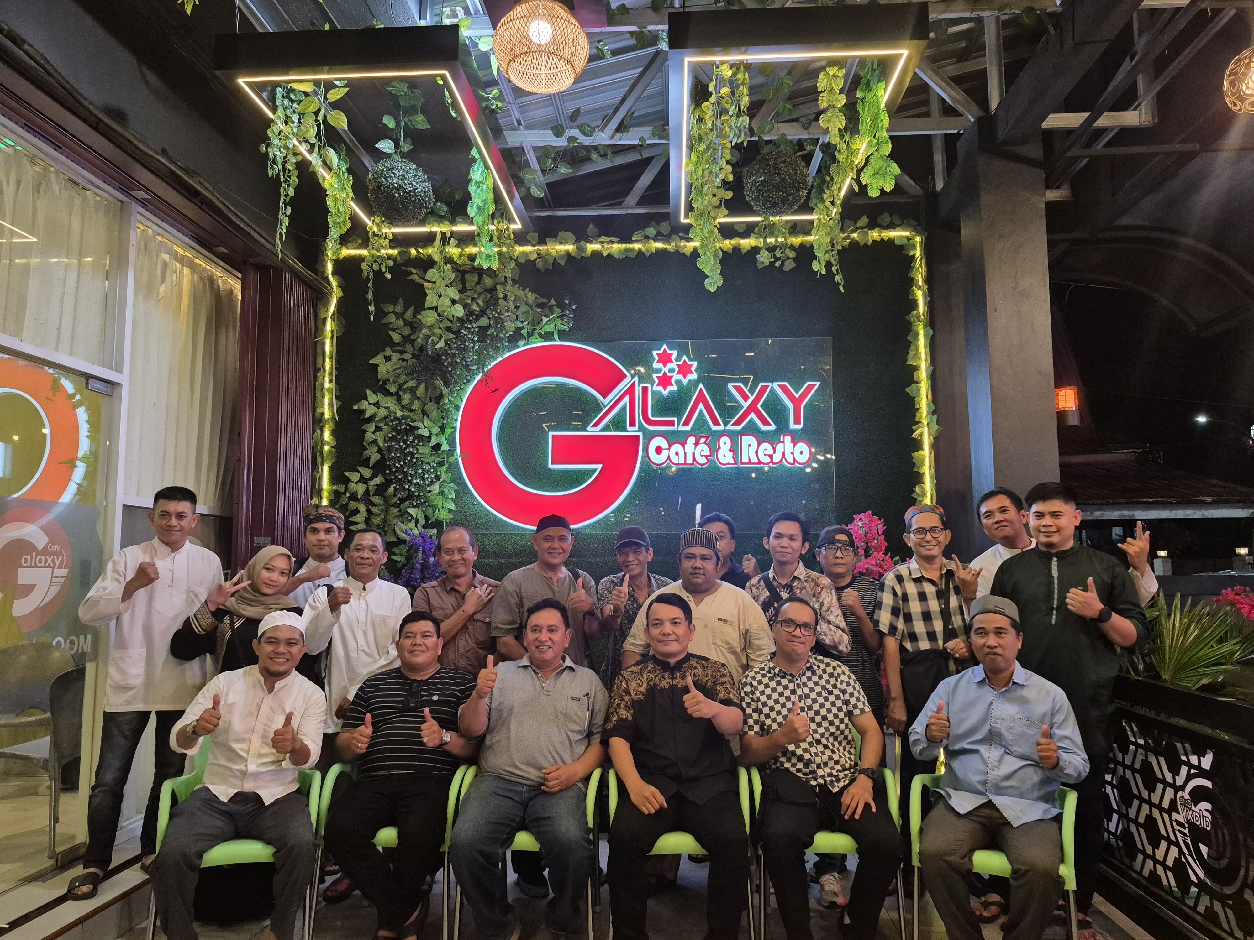 Manajemen PT Mutu saat mengggelar buka puasa bersama PWI Barsel. DENAR/KALTENG POS  