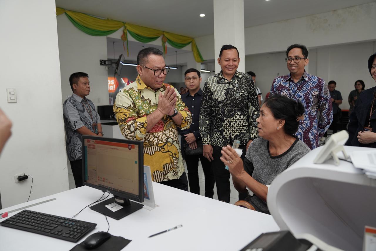 Komisaris Utama TASPEN, Fary Djemy Francis, melakukan inspeksi langsung ke TASPEN Kantor Cabang Medan dan Kantor Pos Medan. HUMAS