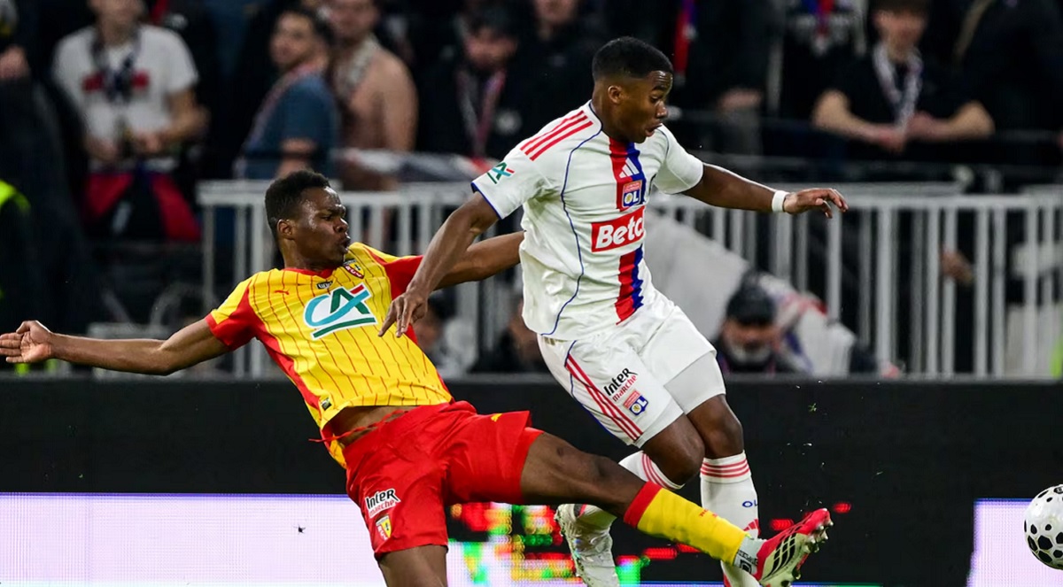 Pemain Lens berupaya menjegal laju pemain Lyon dalam laga perempat final Piala Prancis di Stadion Groupama di Decines-Charpieu, Jumat (6/3/2026) dini hari WIB. (Sumber: sportnews.az)
