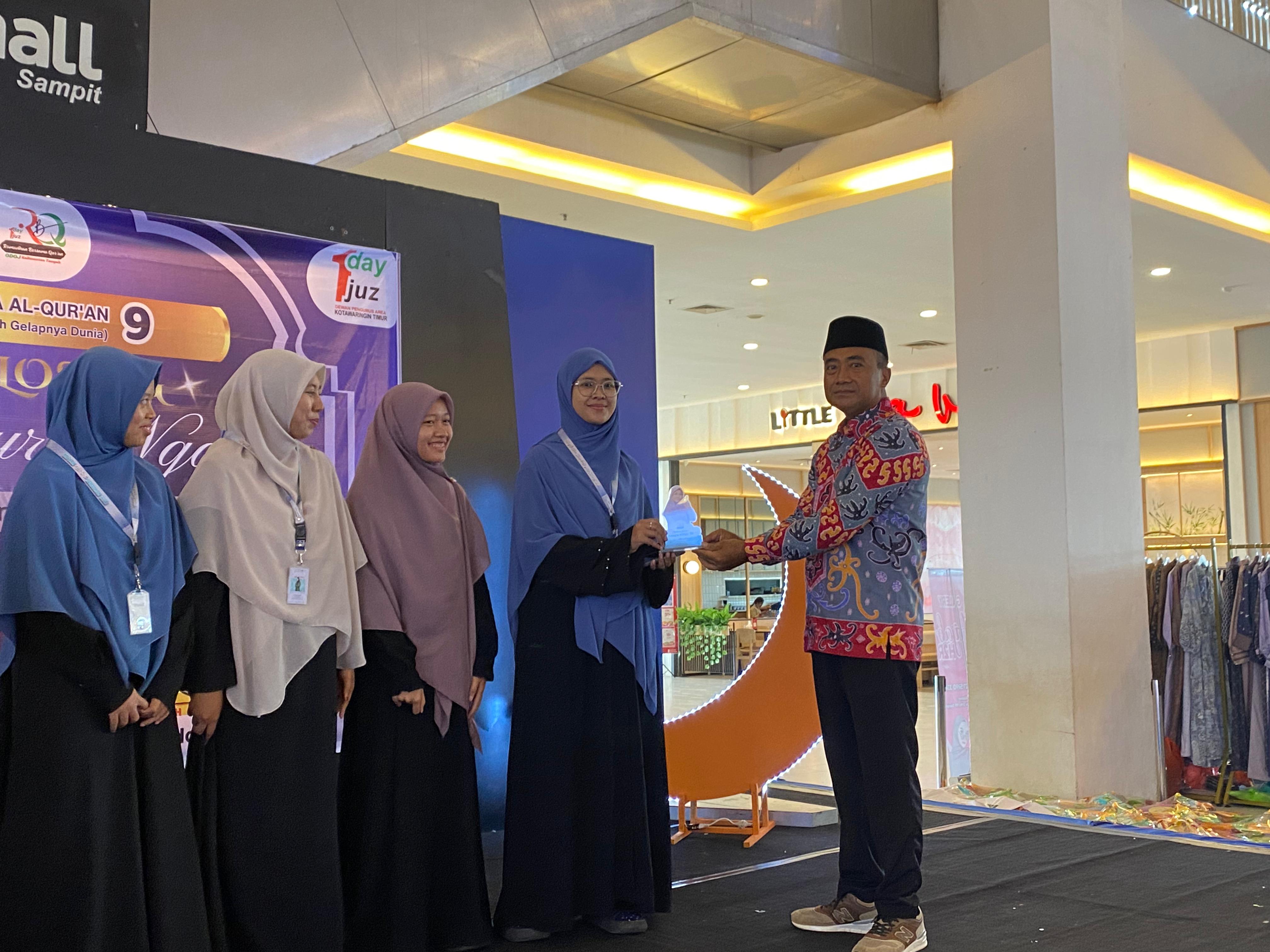 Ketua Pengurus Provinsi ODOJ Kalteng, Sri Rejeki Syachwani, menywrahkan apresiasi kepada perwakilan guru ngaji. MIFTAH/KALTENGPOS.JAWAPOS.COM