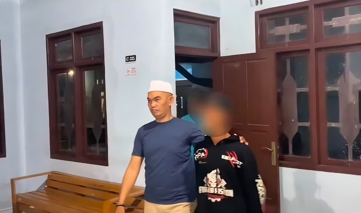 Anggota Satpol PP Kotim amankan pengamen. HUMAS