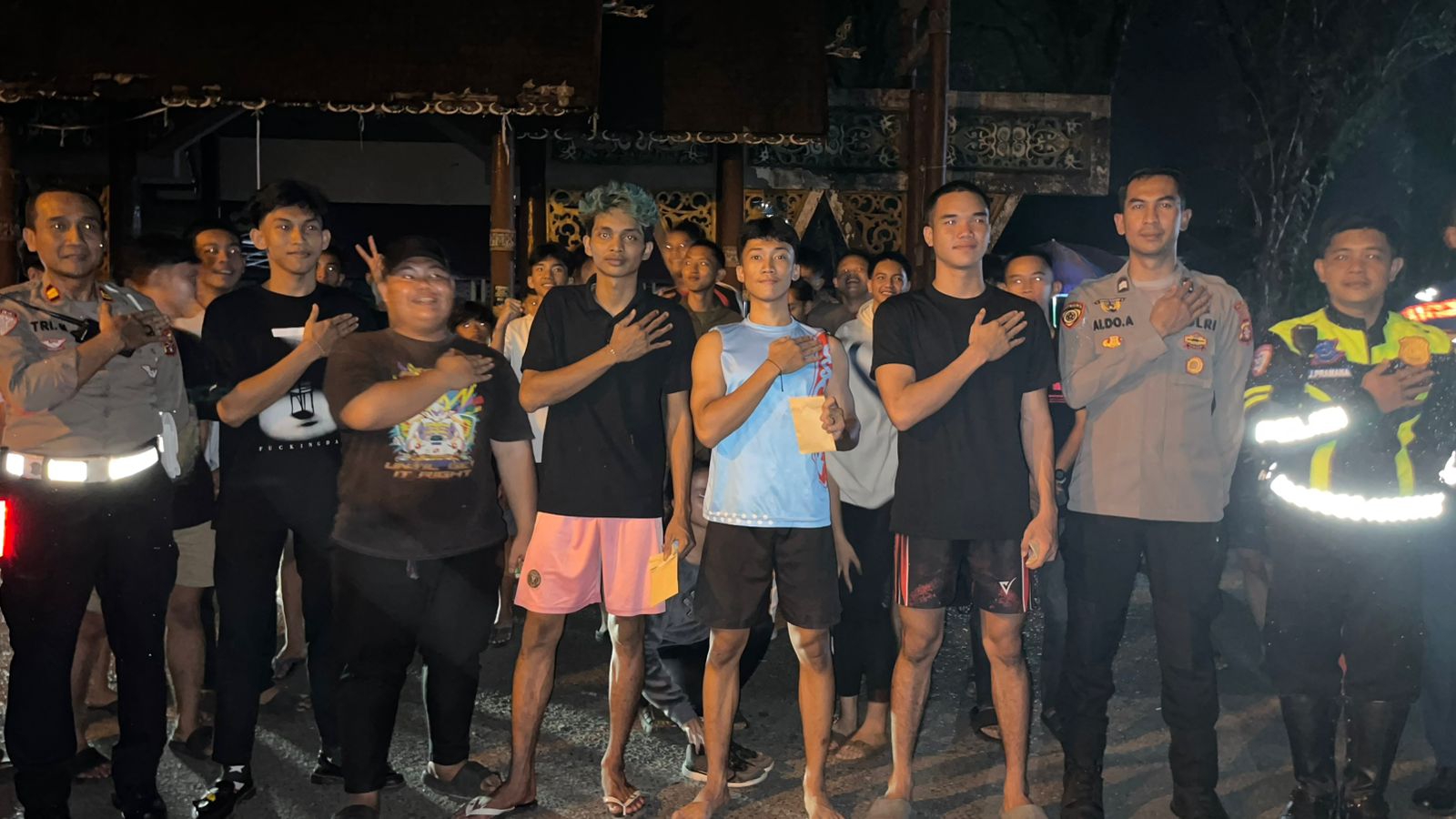 Foto bersama pemenang lomba lari 100 meter usai kegiatan. AYU/KALTENGPOS.JAWAPOS.COM