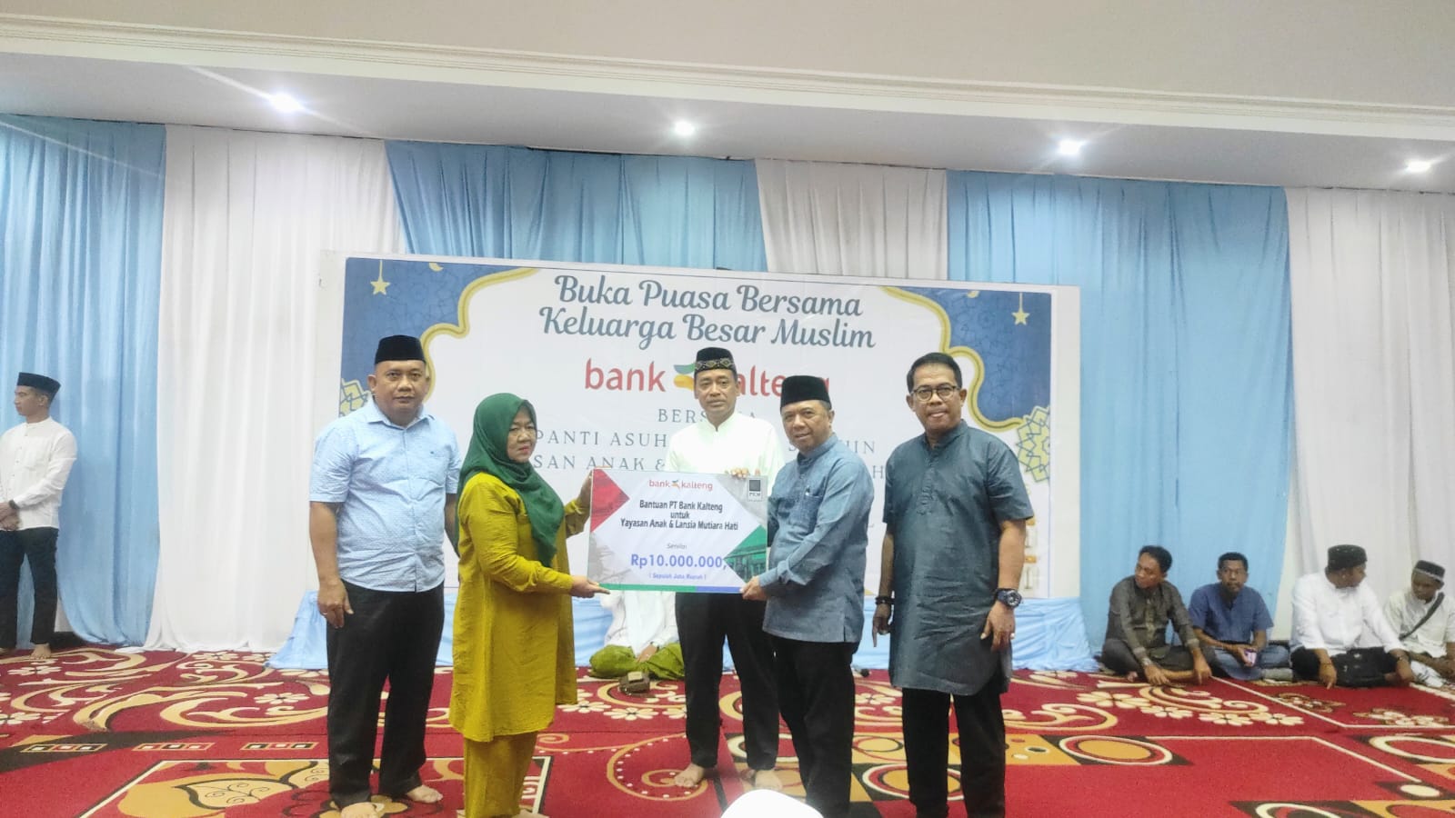 Direktur Kepatuhan dan Manajemen Risiko PT Bank Kalteng, Tuk Yulianto, saat menyerahkan bantuan kepada Yayasan Anak dan Lansia Mutiara Hati, Sabtu (7/3/2026).