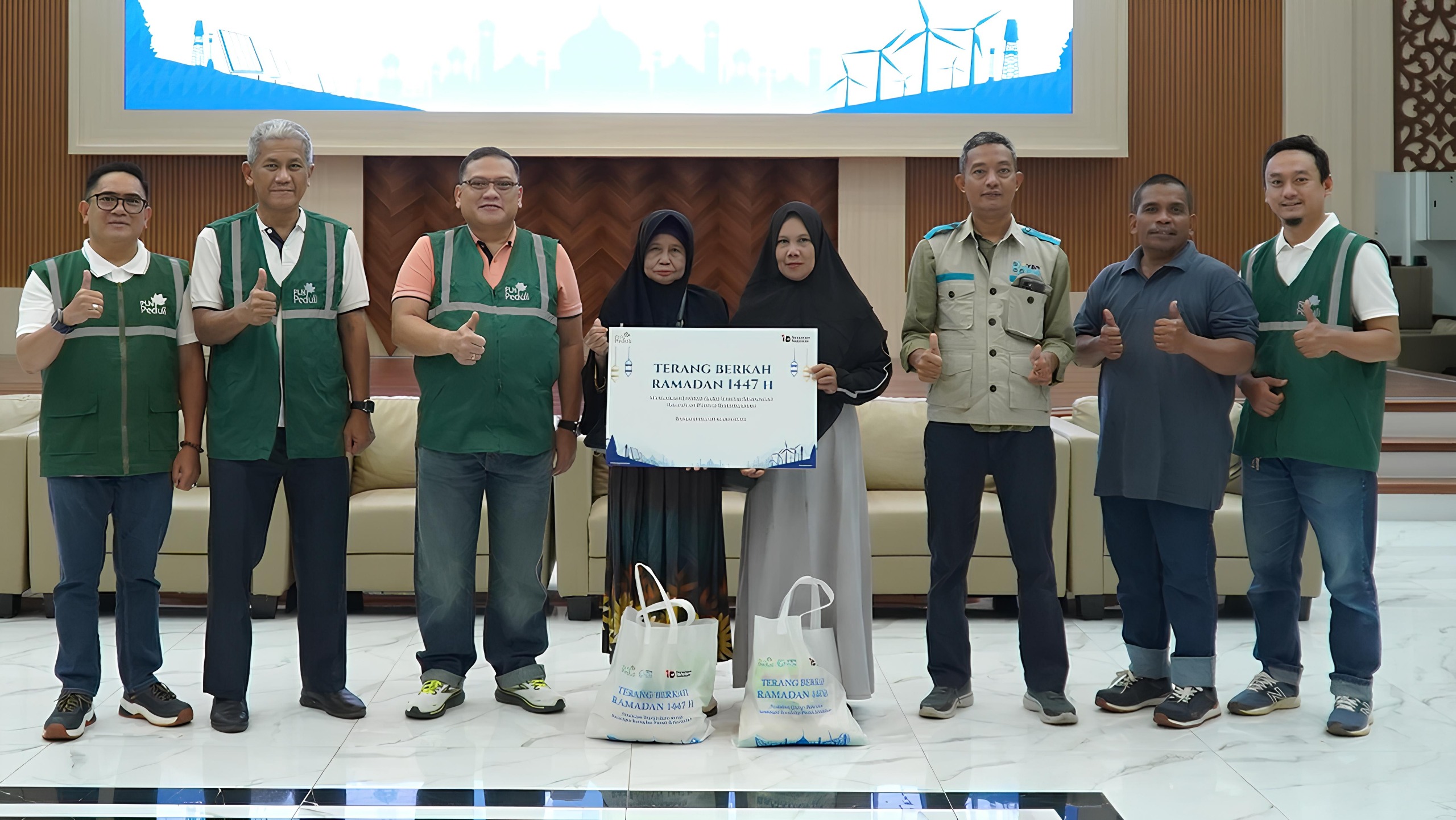 PLN komitmen untuk terus hadir memberikan manfaat bagi masyarakat, tidak hanya melalui layanan listrik yang andal, tetapi juga melalui berbagai kegiatan sosial.