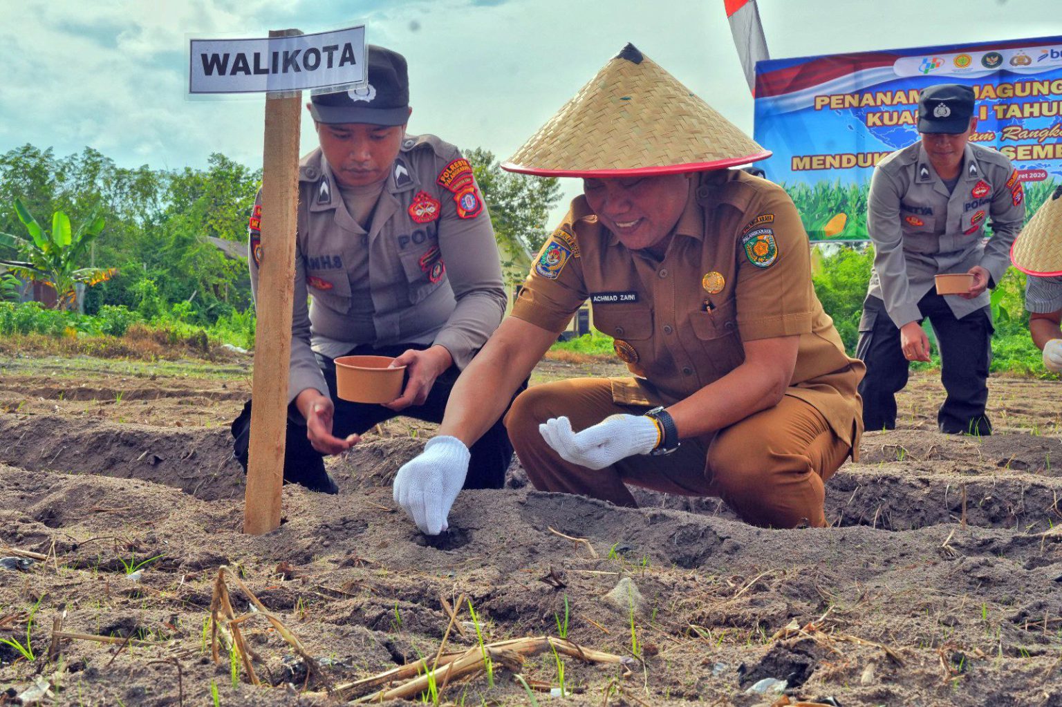 Wakil Wali Kota Palangka Raya, Achmad Zaini turut serta dalam mendukung swasembada jagung. ARIEF PRATHAMA/KALTENG POS