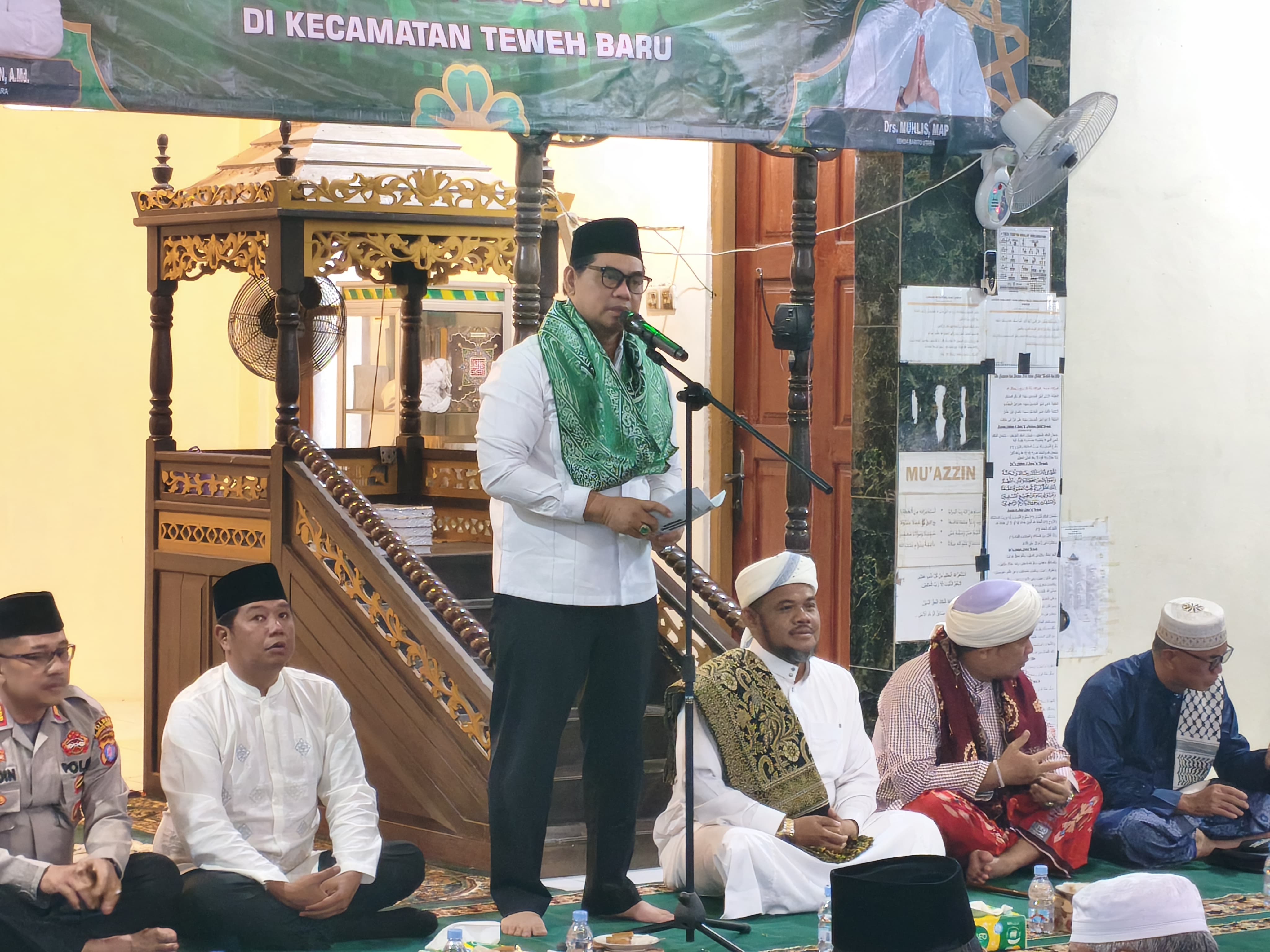 Bupati Shalahuddin saat menyampaikan sambutan pada safari Ramadan di masjid Abu Bakrie, Desa Sikui. RENO SAPUTRA/KALTENG POS
