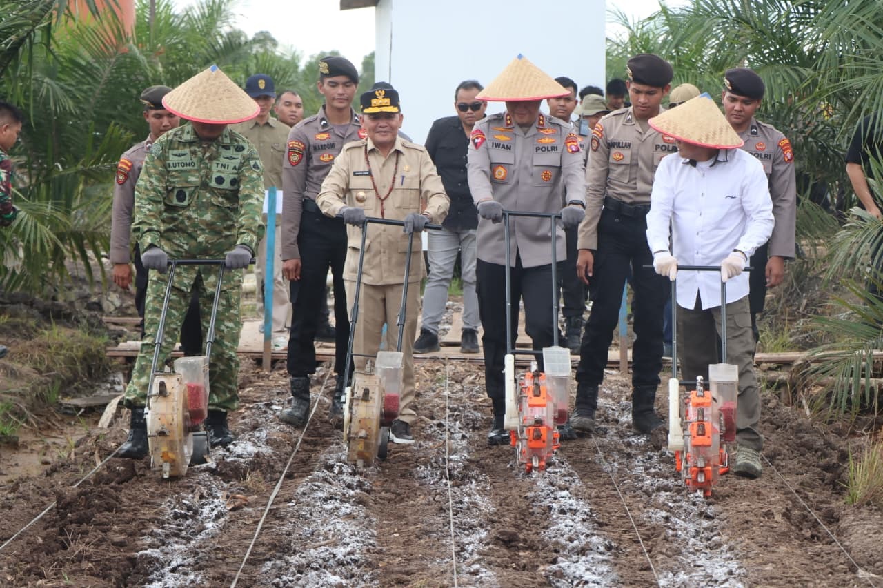 Gubernur Kalteng H. Agustiar Sabran bersama Kapolda Kalteng Irjen Pol Iwan Kurniawan tanam jagung di lahan PT Menteng Kencana Mas, Desa Tahai Baru.