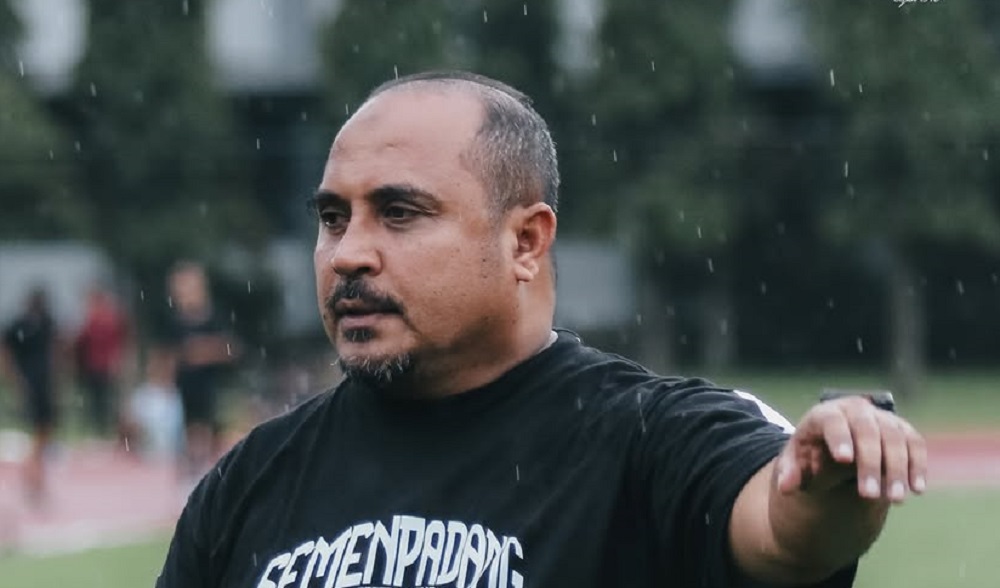 Imran Nahumarury, pelatih baru Semen Padang FC. (Sumber: @semenpadangfcid)