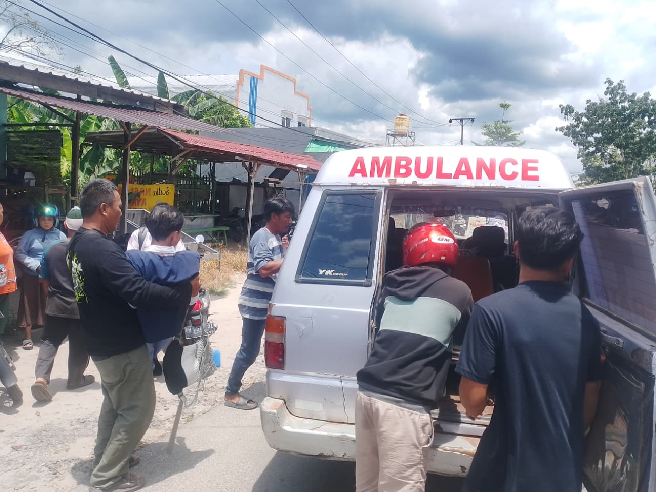 Korban saat dibawa ambulans ke rumah sakit. FOTO OLEH WARGA