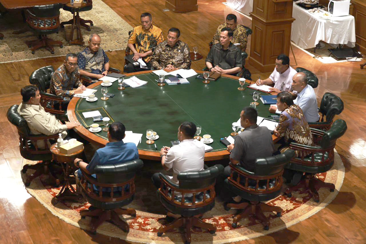 Presiden Prabowo Subianto mengumpulkan sejumlah menteri Kabinet Merah Putih di kediamannya, Hambalang, Bogor, Jawa Barat, Minggu (8/3).