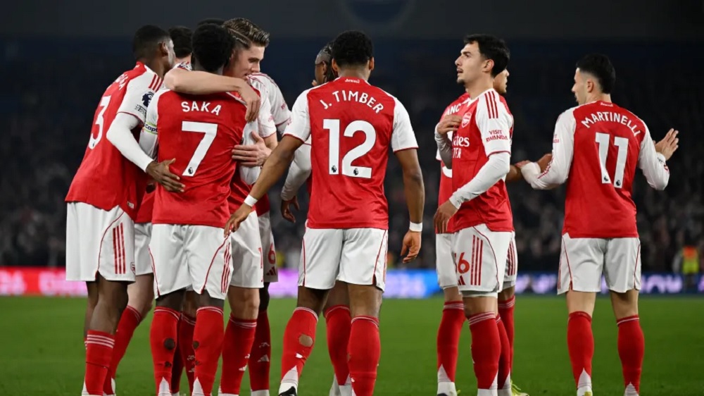 Bukayo Saka dan rekan-rekan berselebrasi usai mencetak gol pada laga kontra Brighton and Hove Albion di Stadion AMEX, Kamis (5/3/2026) dini hari WIB. (Sumber: Getty Images)