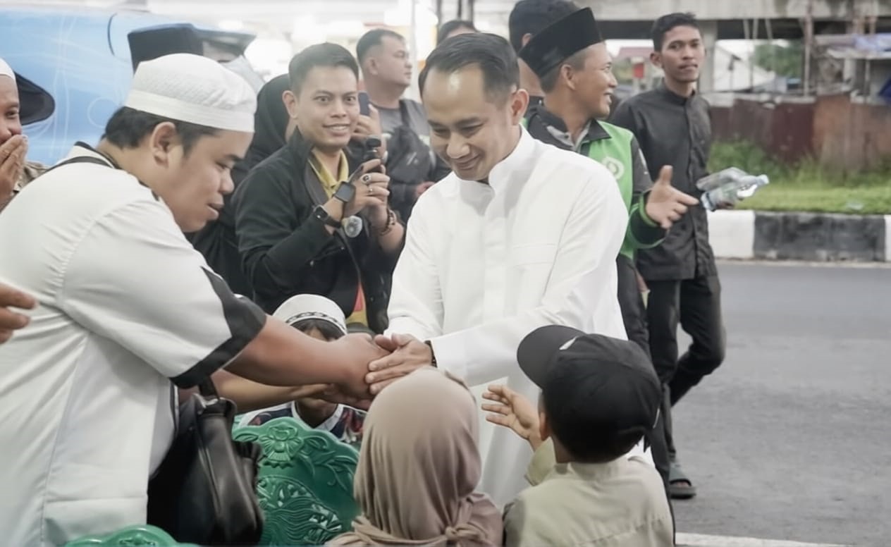 Wali Kota Palangka Raya, Fairid Naparin menyapa warga. HUMAS
