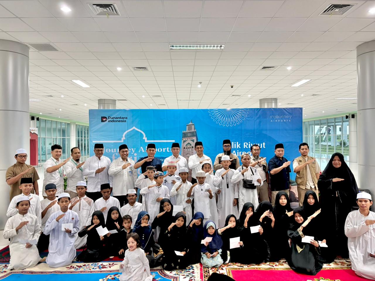 General Manager Bandara Tjilik Riwut I Made Darmawan bersama Yayasan Nurul Solihin di Bandara Tjilik Riwut. RIFQI/KALTENG POS