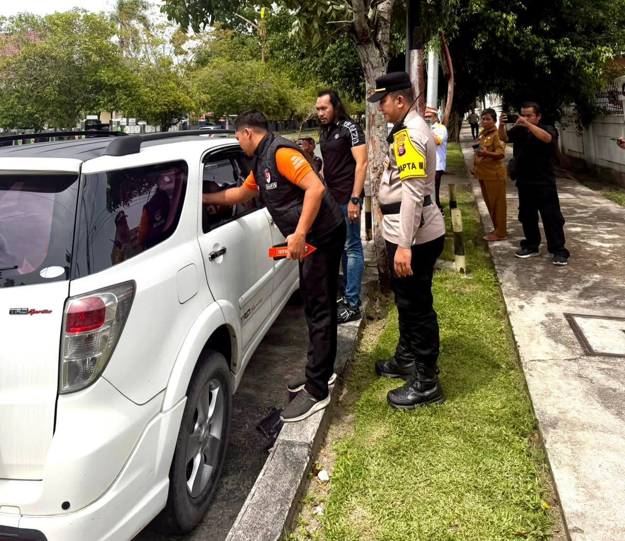 Polisi melakukan olah TKP curat pecah kaca.HUMAS
