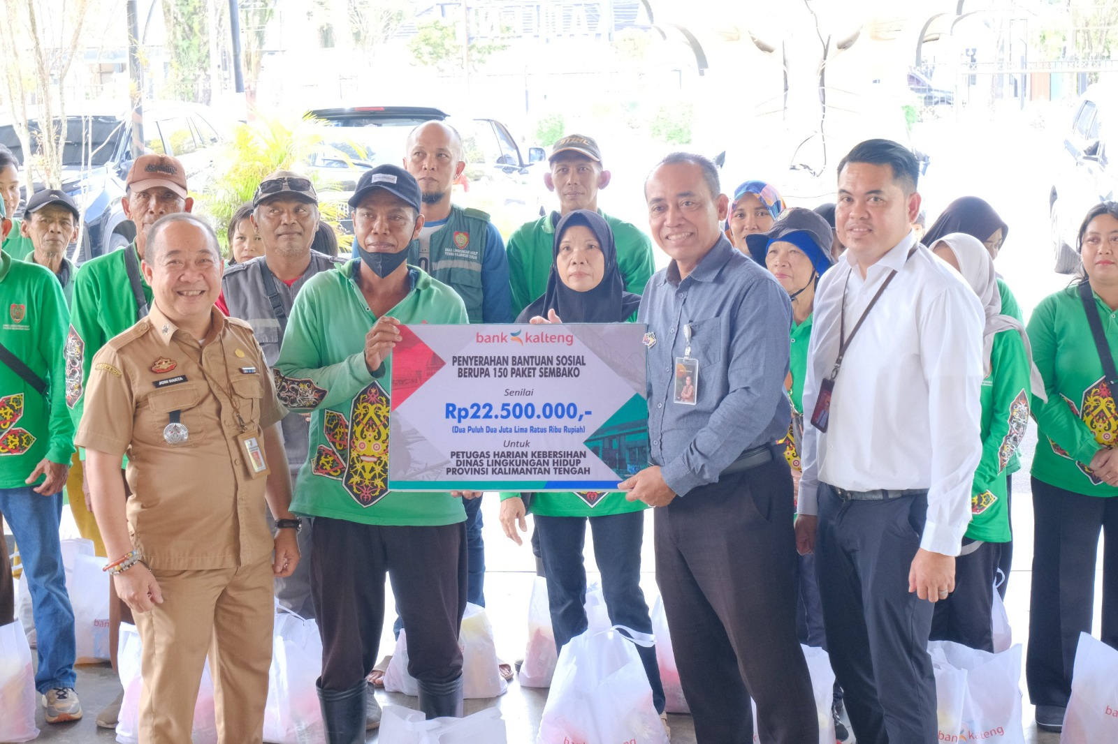 Sekretaris Perusahaan Bank Kalteng, Sriyanto secara simbolis menyerahkan bantuan.HUMAS