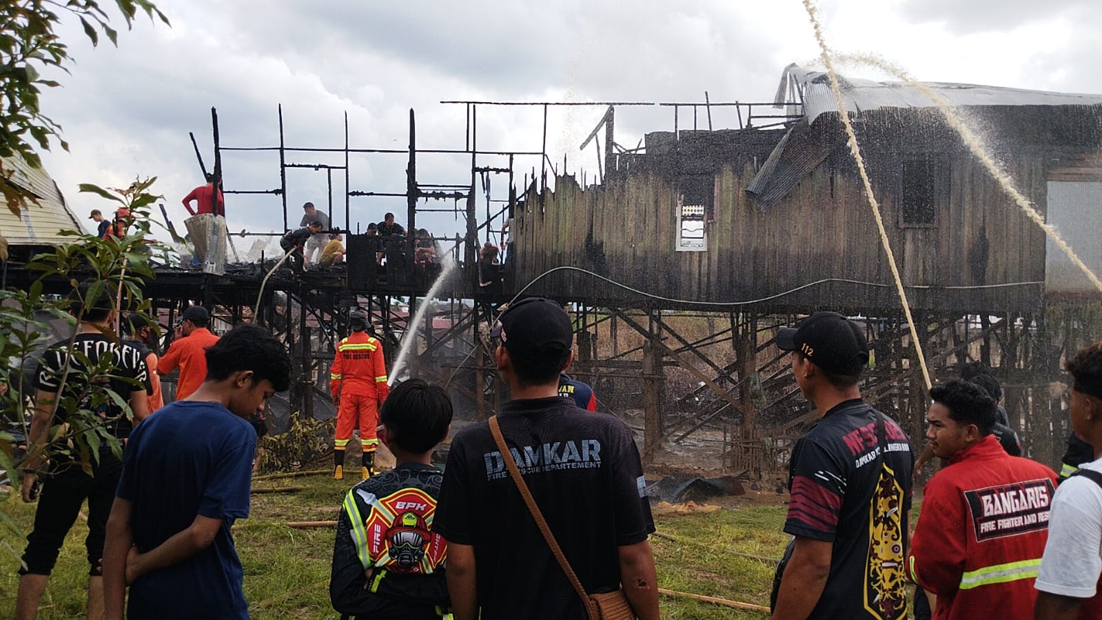 Kebakaran menghanguskan sebuah rumah kayu panggung di kawasan Pantai Cemara Labat.DAMKAR