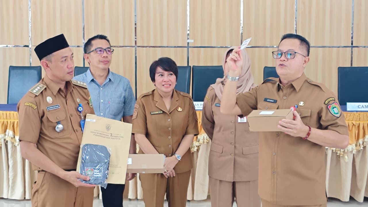 Pj Sekda Barito Selatan Dr Ita Minarni mendampingi tim penyaluran KHBS. DENAR/KALTENG POS