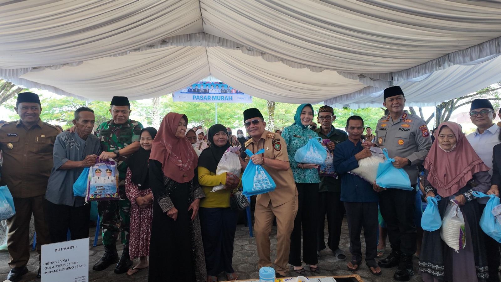Kapolda Kalteng, Irjen Pol Iwan Kurniawan hadiri pasar murah Pemprov Kalteng. HUMAS