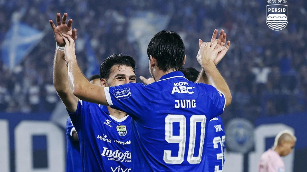Andrew Jung berselebrasi dengan rekan timnya usai membobol gawang Persik Kediri di Stadion GBLA, Senin (9/3/2026) malam WIB. (Sumber: Instagram @persib)