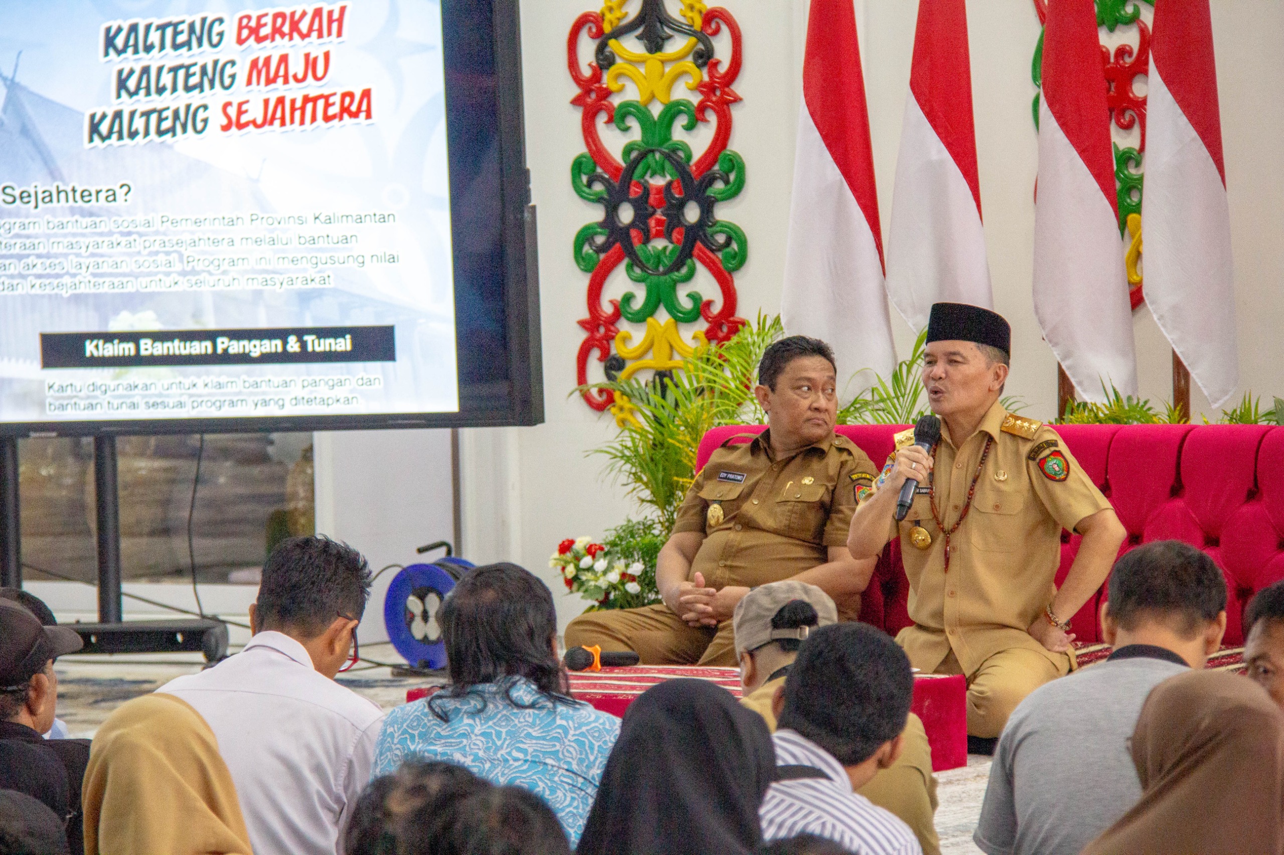 Gubernur Kalteng H Agustiar Sabran temu dengan LSM dan awak media. ARIEF PRATHAMA/KALTENG POS  