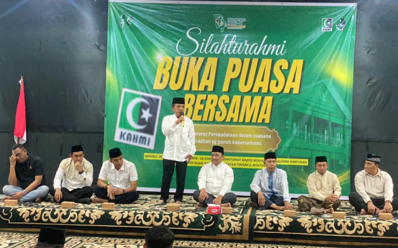 Ketua Umum MW KAHMI Kalteng Ir H Abdul Razak menyampaikan sambutan saat Buka puasa bersama KAHMI. SHAFA KAMILA/KALTENG POS