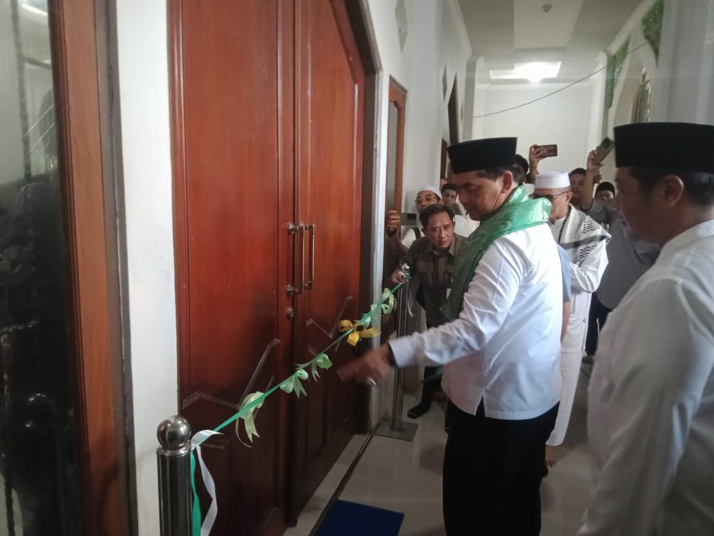 Bupati Shalahuddin saat memotong pita sebagai tanda diresmikannya masjid Nurul Iman. RENO SAPUTRA/KALTENG POS  
