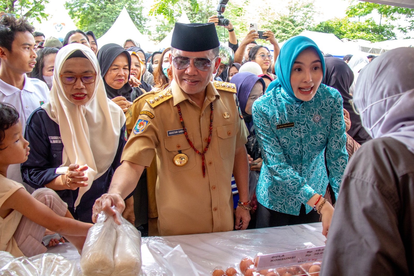 Gubernur Kalteng H Agustiar Sabran bersama istri menghadiri giat pasar murah. ARIEF PRATHAMA/KALTENG POS