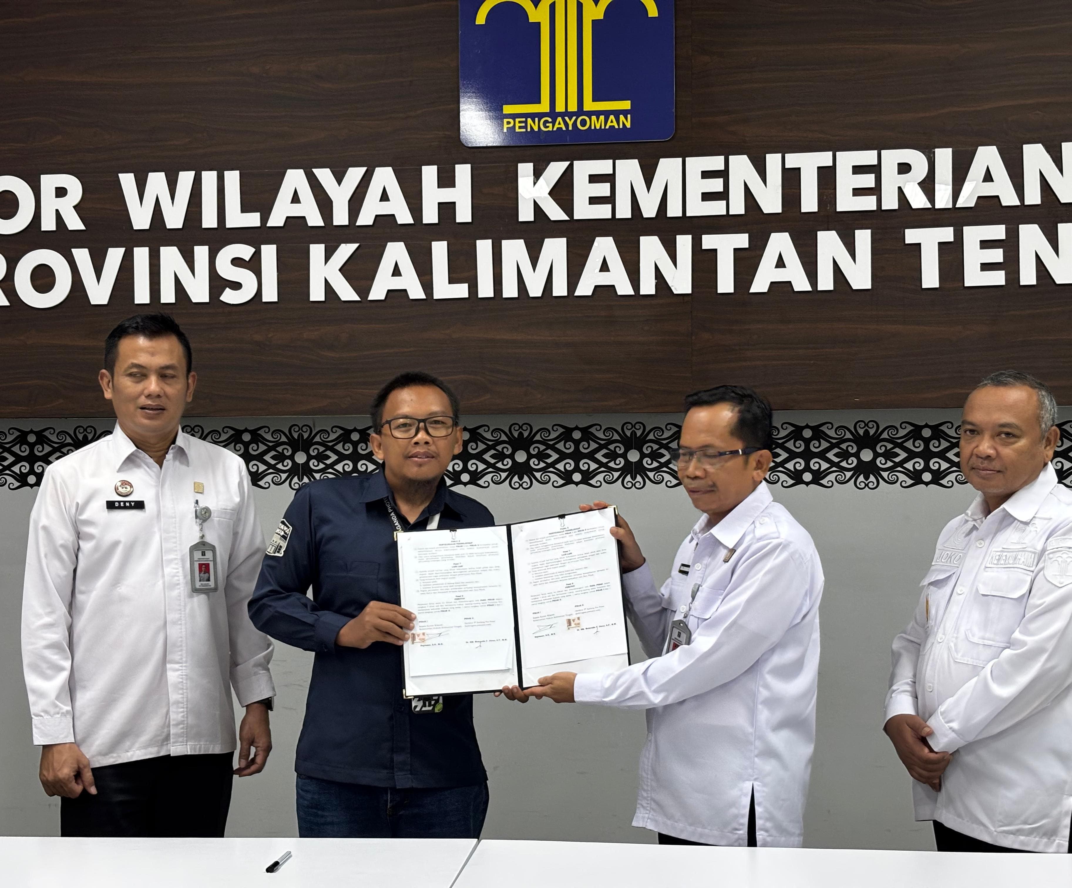 Kepala Kanwil Kemenkum Kalteng Hajrianor bersama perwakilan media KALTENGPOS.JAWAPOS.COM usai teken kerjasama di Kantor Kemenkum Kalteng, Rabu (11/3/2026). AZUBA/KPG