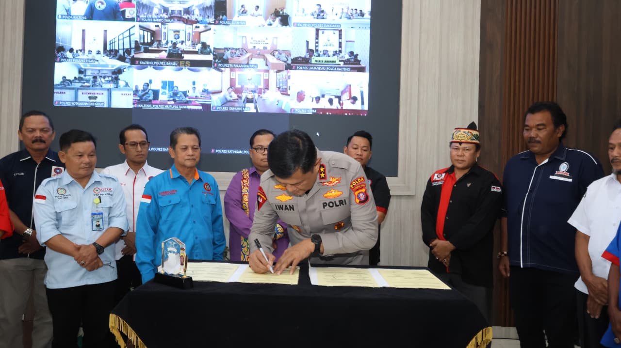 Kapolda Kalimantan Tengah Irjen Pol Iwan Kurniawan menandatangani nota kesepahaman. HUMAS POLDA KALTENG