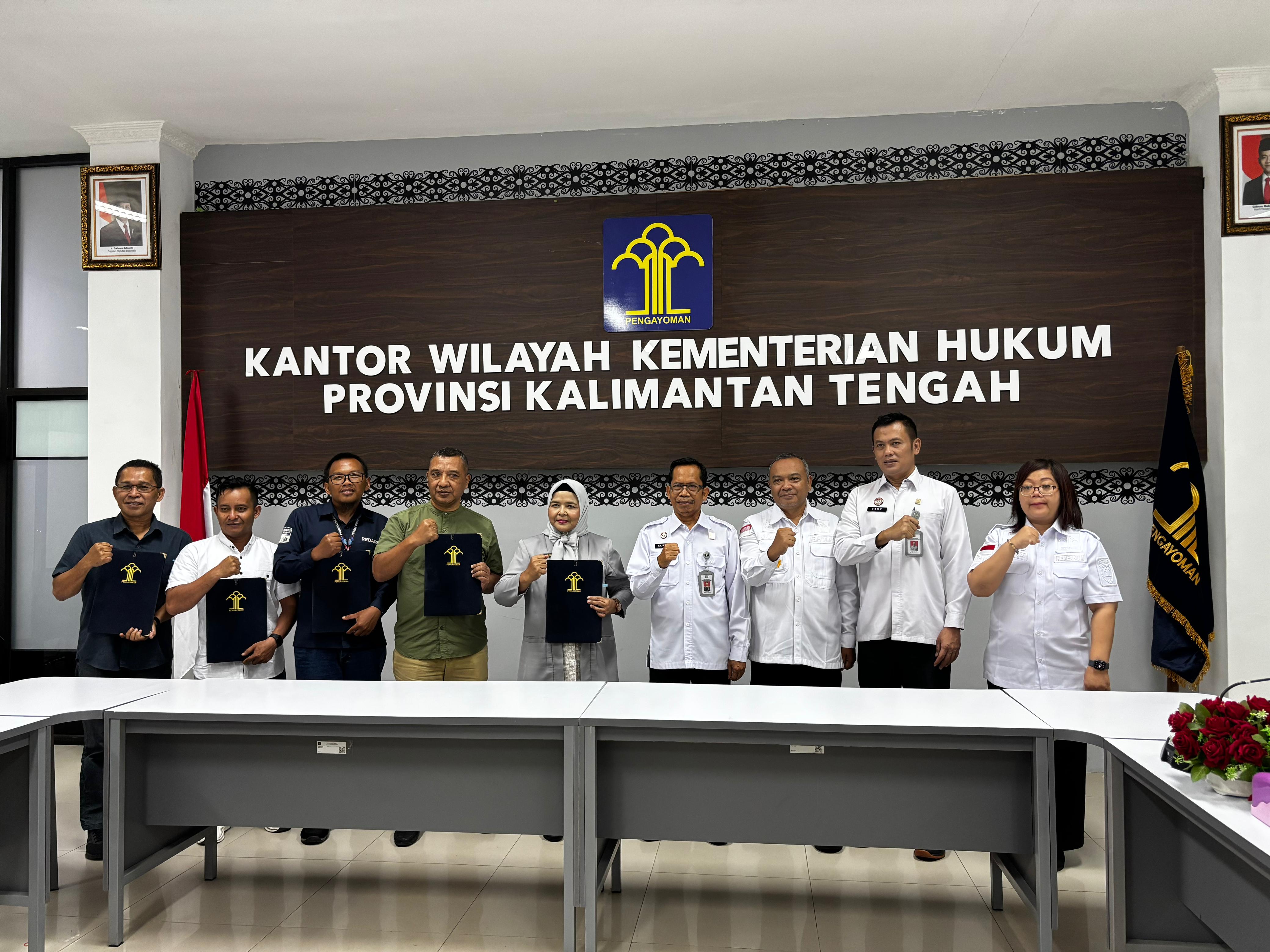 Kepala Kanwil Kemenkum Kalteng Hajrianor bersama media usai teken kerjasama di Kantor Kemenkum Kalteng, Rabu (11/3/2026). AZUBA/KPG