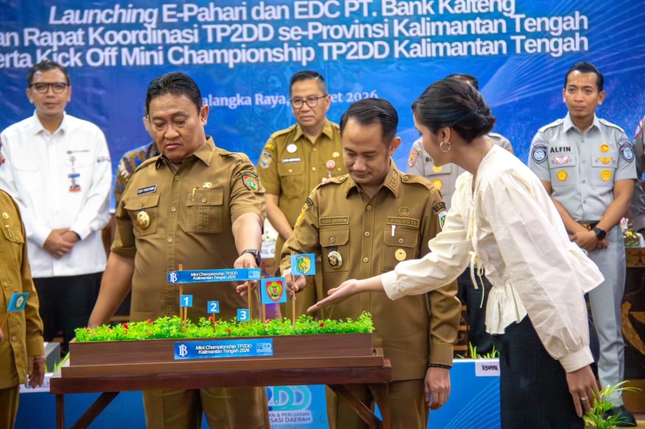 Wali Kota Palangka Raya, Fairid Naparin menghadiri Launching E-Pahari dan Electronic Data Capture (EDC) PT Bank Kalteng. ARIEF PRATHAMA/KALTENG POS