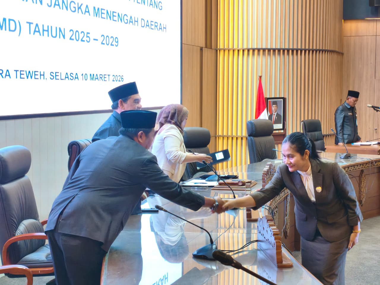 Anggota Fraksi DPI Perjuangan, Naruk Saritani saat menyerahkan berkas Pendapat Akhir RPJMD 2025-2029. RENO SAPUTRA/KALTENG POS