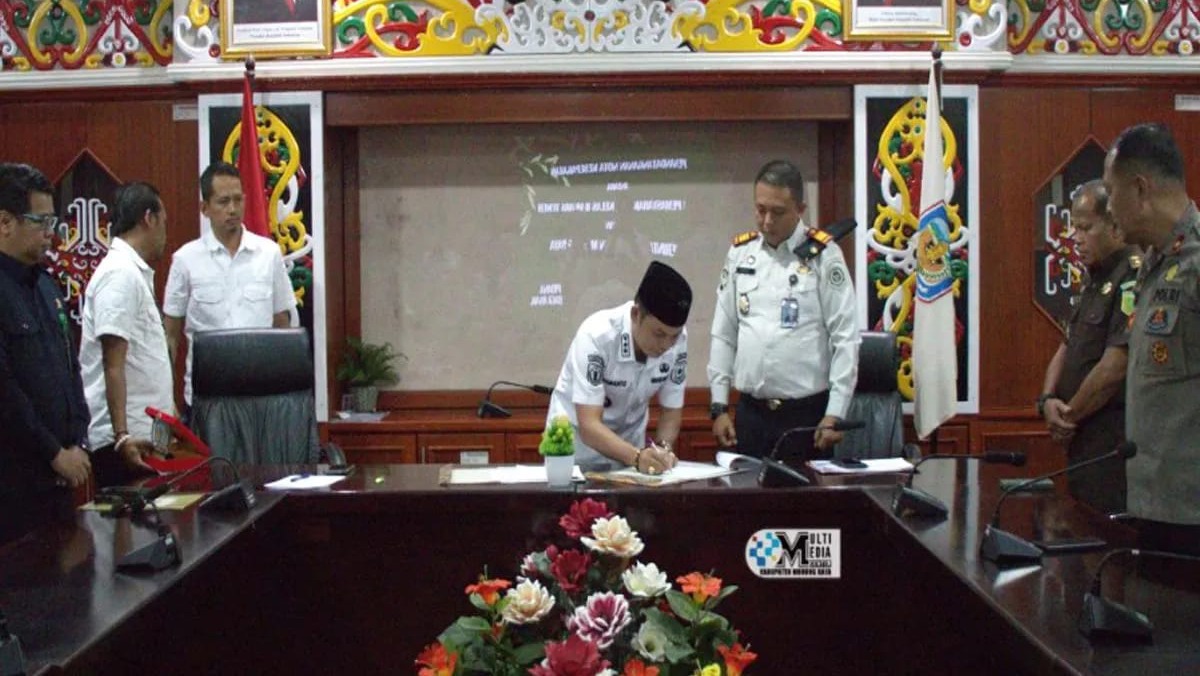 Wakil Bupati Murung Raya, Rahmanto mendatangani kerja sama dengan Bapas kelas II Muara Teweh. HUMAS