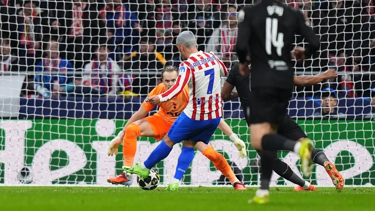 Antoine Griezmann melepaskan tembakan ke arah gawang Tottenham Hotspur yang berbuah gol kedua bagi Atletico Madrid di Stadion Metropolitano, Rabu (11/3/2026) dini hari WIB. (Sumber: Getty Images)