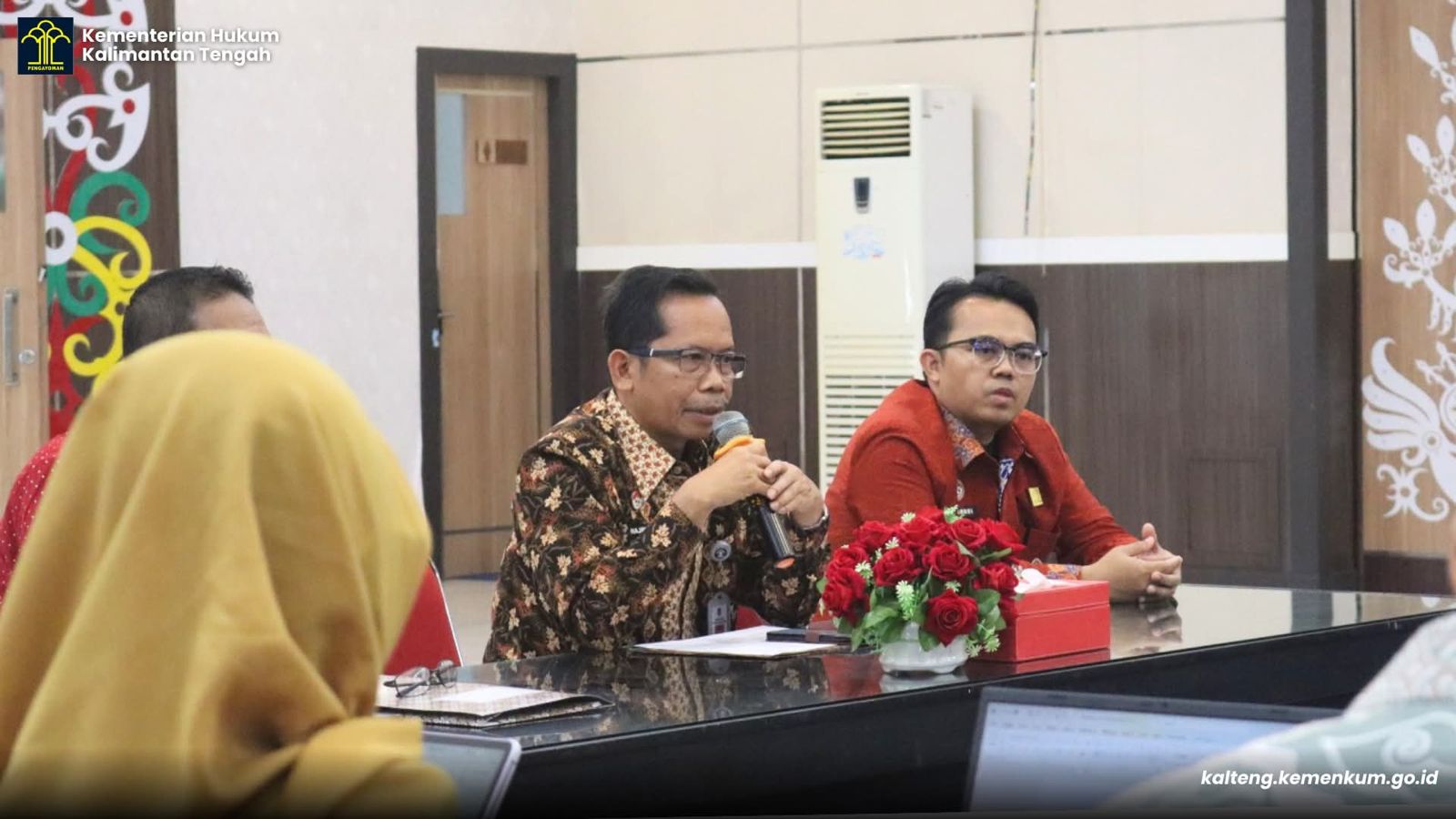 Rapat harmonisasi tersebut dibuka oleh Kepala Kanwil Kemenkum Kalteng, Hajrianor