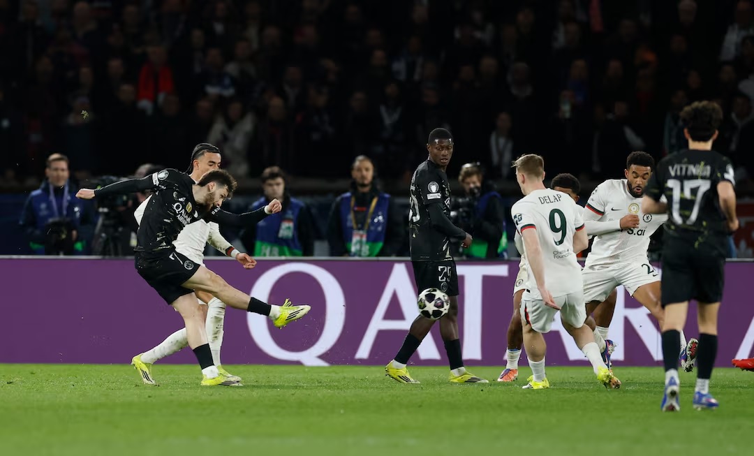 Pemain PSG Khvicha Kvaratskhelia mencetak gol ke gawang Chelsea pada leg pertama Babak 16 Besar Liga Champions di Parc des Princes, Kamis (12/03/2026) dini hari WIB. (Sumber: Reuters/Peter Cziborra)