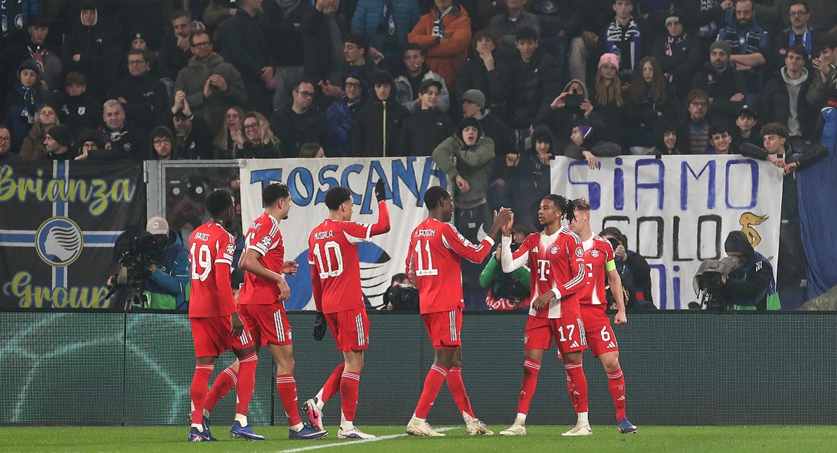 Michael Olise berselebrasi dengan rekan timnya dalam laga Atalanta BC vs FC Bayern M&uuml;nchen di Stadio di Bergamo, Rabu (11/3/2026) dini hari WIB. (Sumber: Marco Luzzani/Getty Images)