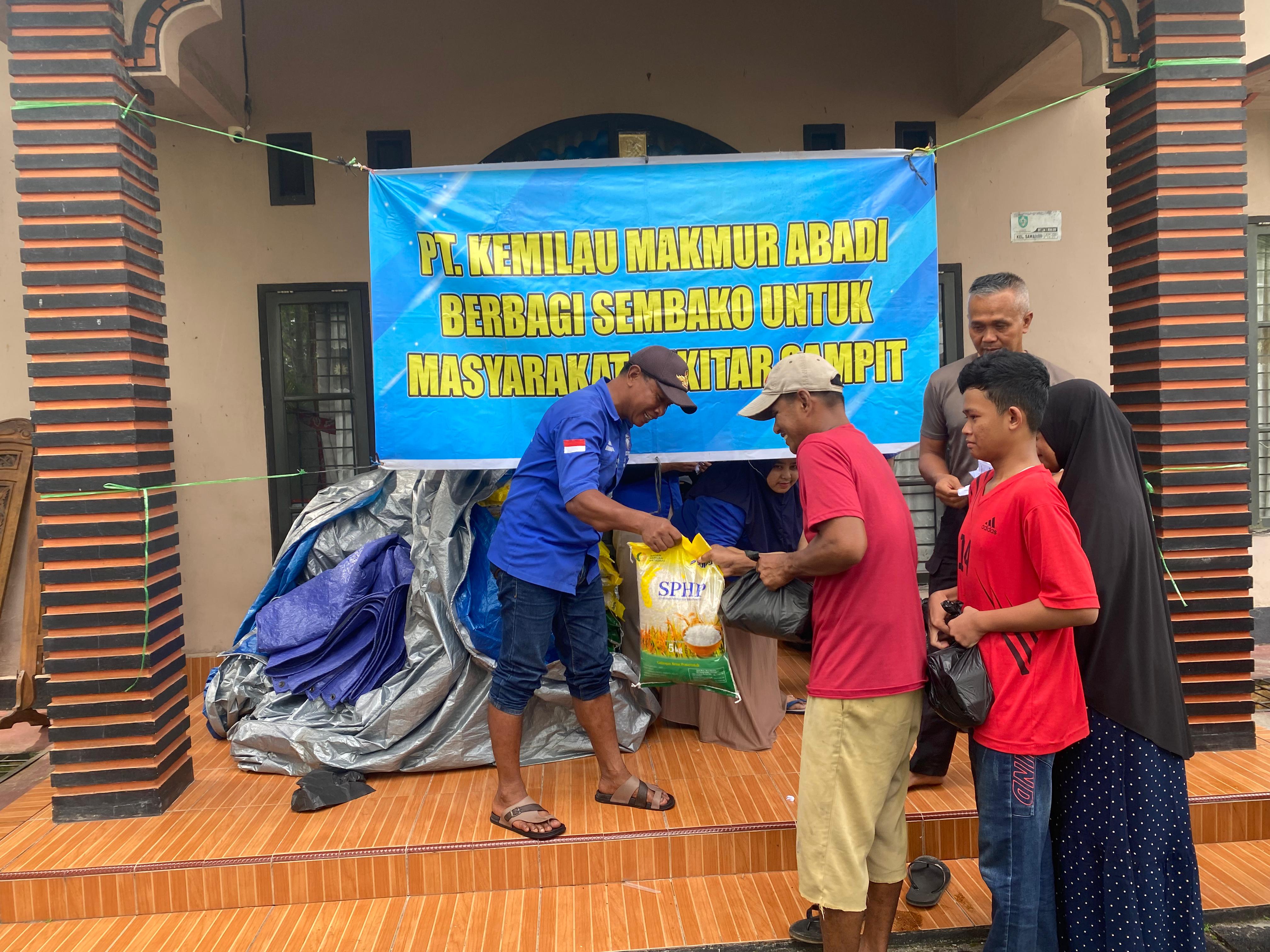 Pihak PT Kemilau Makmur Abadi membagikan sembako untuk warga.DOK PRIBADI