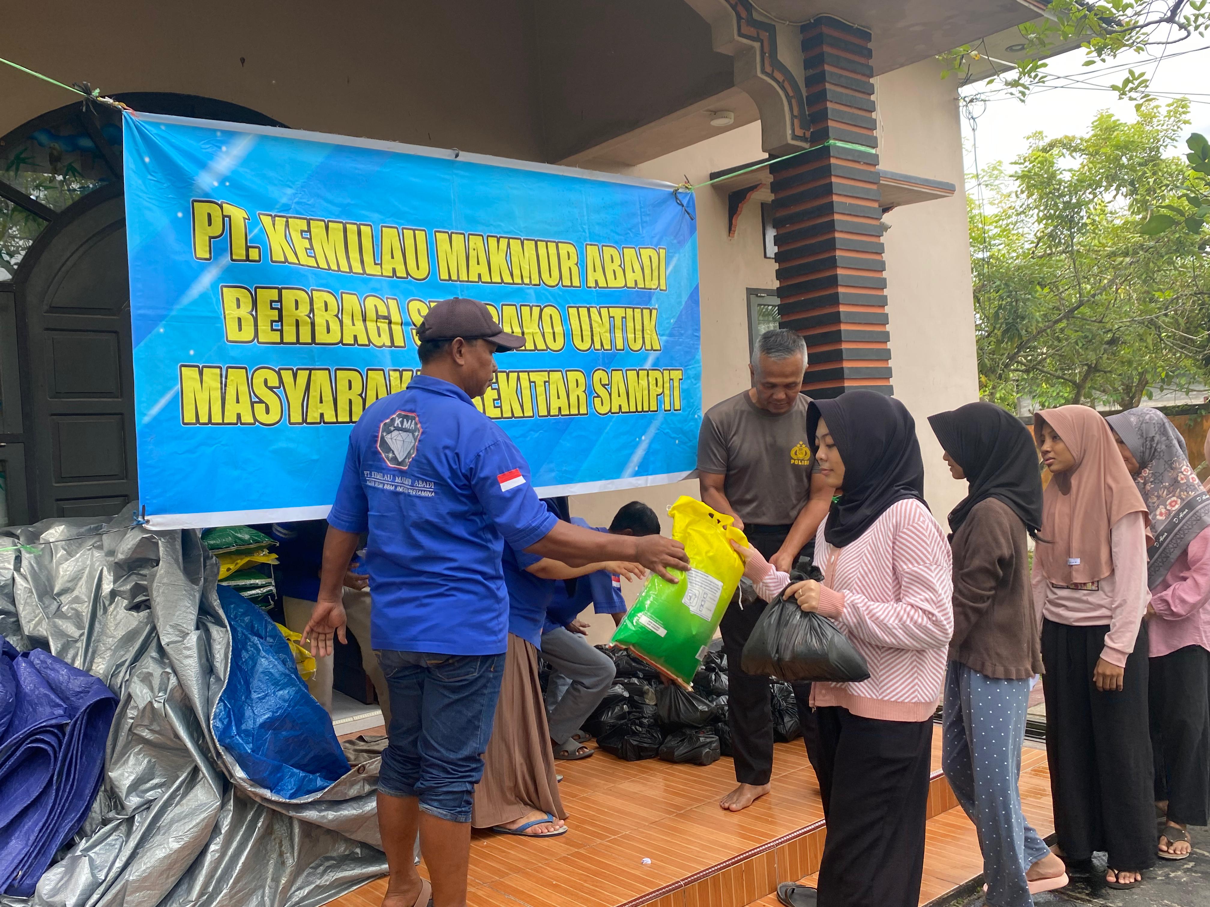 Pihak PT Kemilau Makmur Abadi membagikan sembako untuk warga.DOK PRIBADI