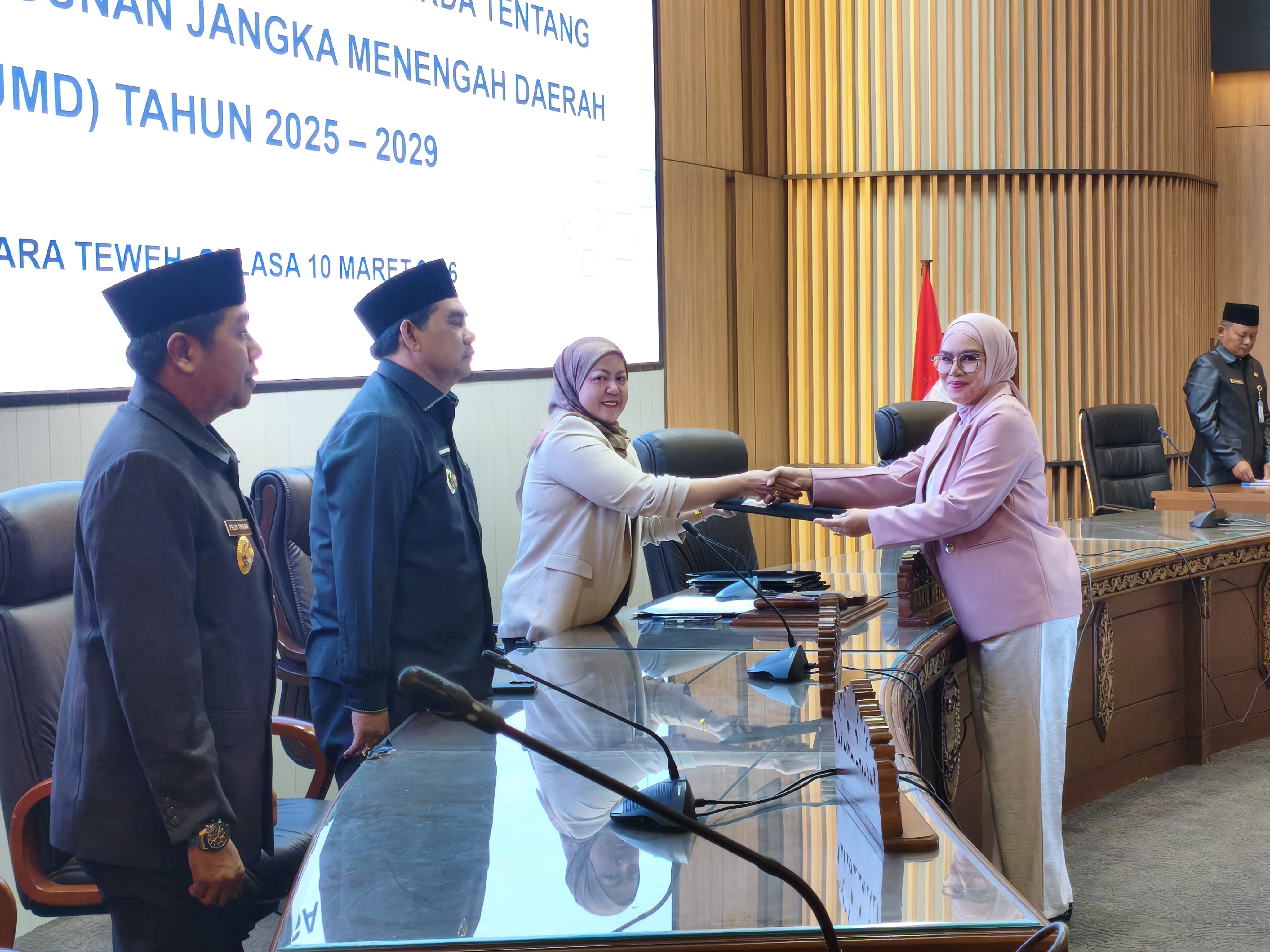 Ketua Fraksi KIR, Sri Neni menyerahkan berkas Pendapat Akhir RPJMD 2025-2029 pada Rapat Paripurna IV masa sidang II DPRD Barito Utara. RENO SAPUTRA/KALTENG POS
